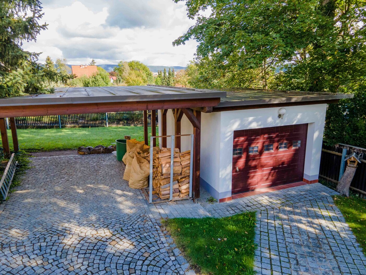 Carport und Garage1