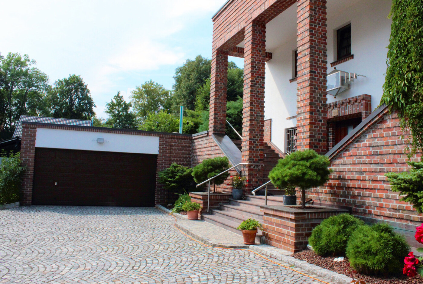 Eingangsbereich und Garage2