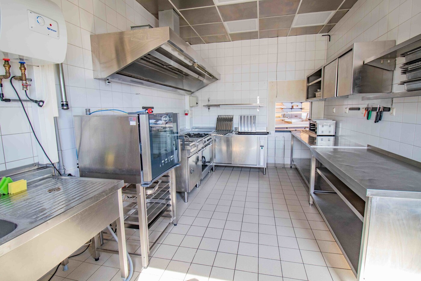 volleingerichtete Küche 2