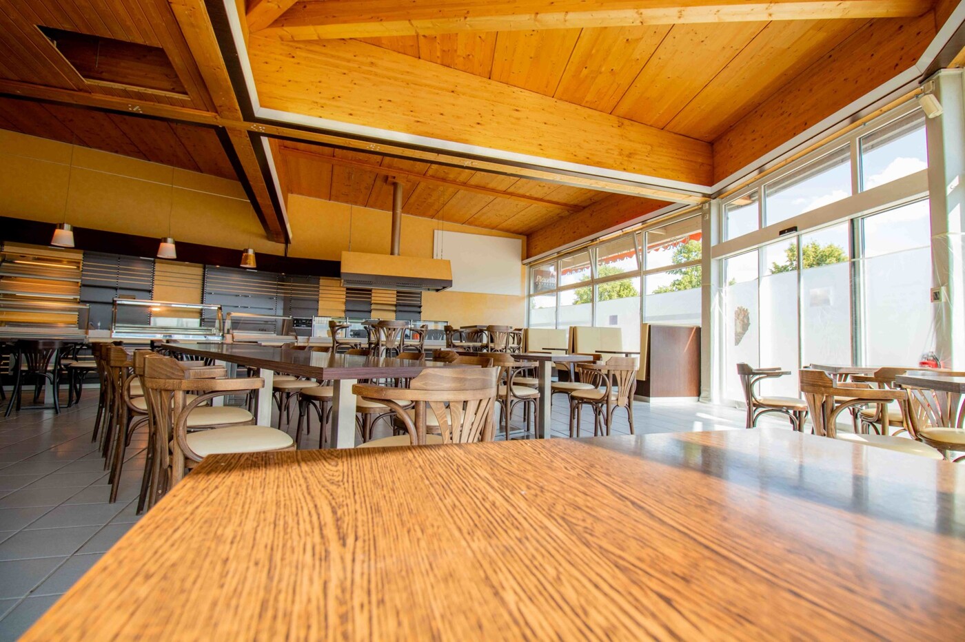 lichtdurchfluteter Saal