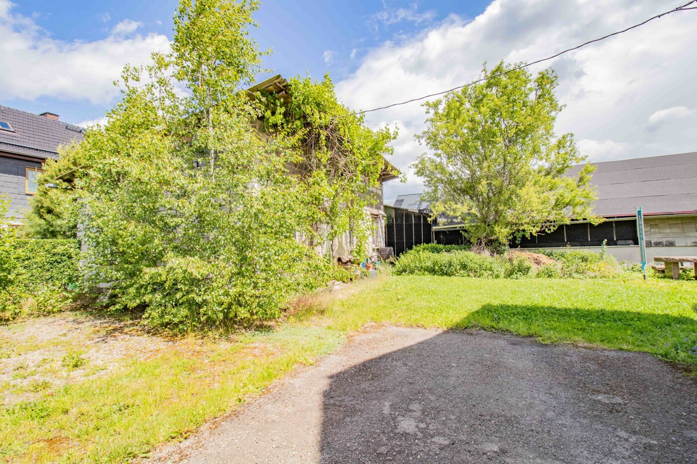 Parkfläche und Nebengelass