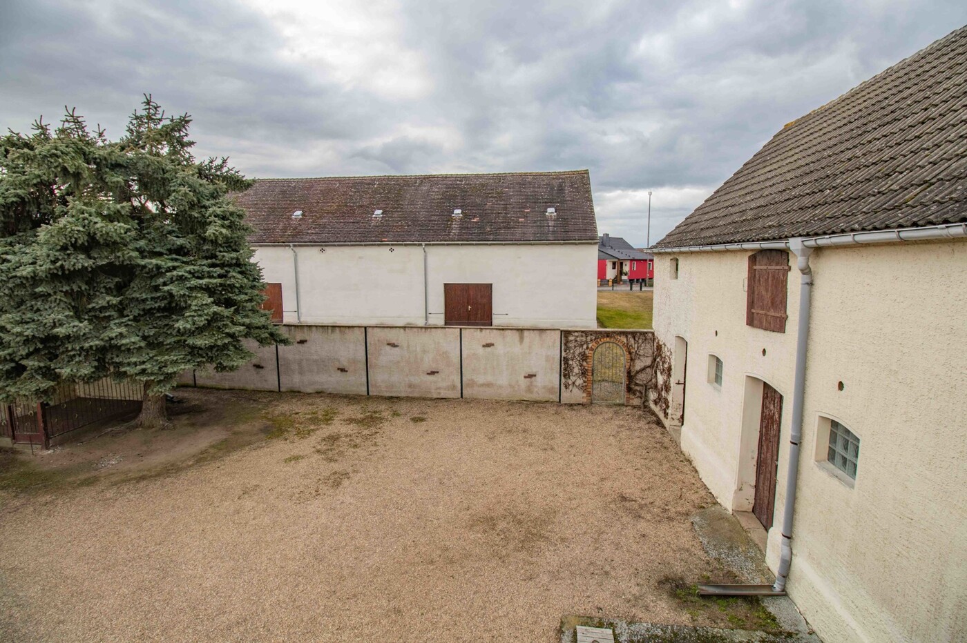 Innenhof und Durchgang zum Pferdestall