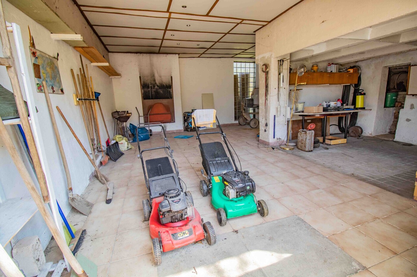 große Garage mit Werkstatt