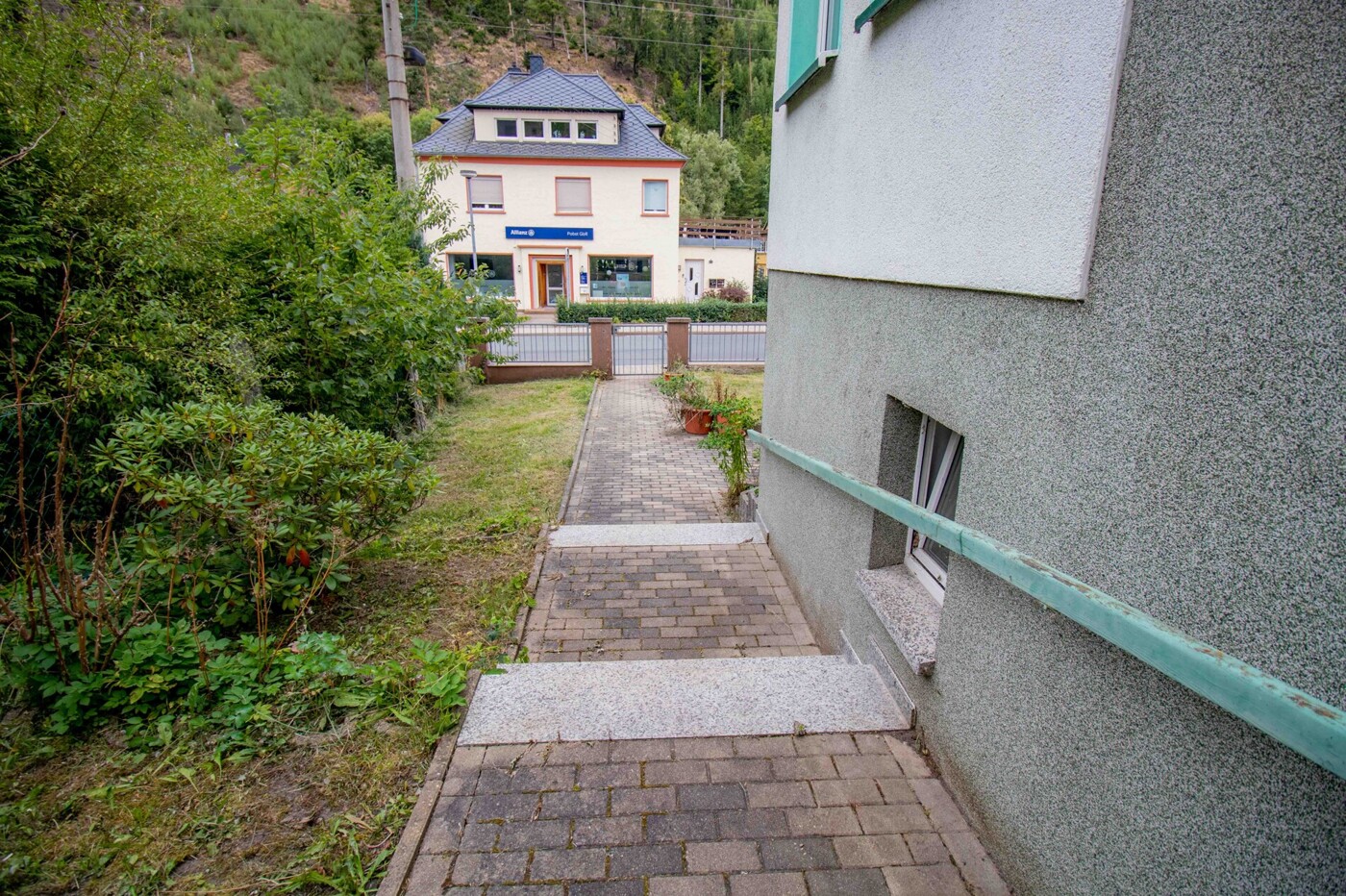 Weg zum Haupteingang