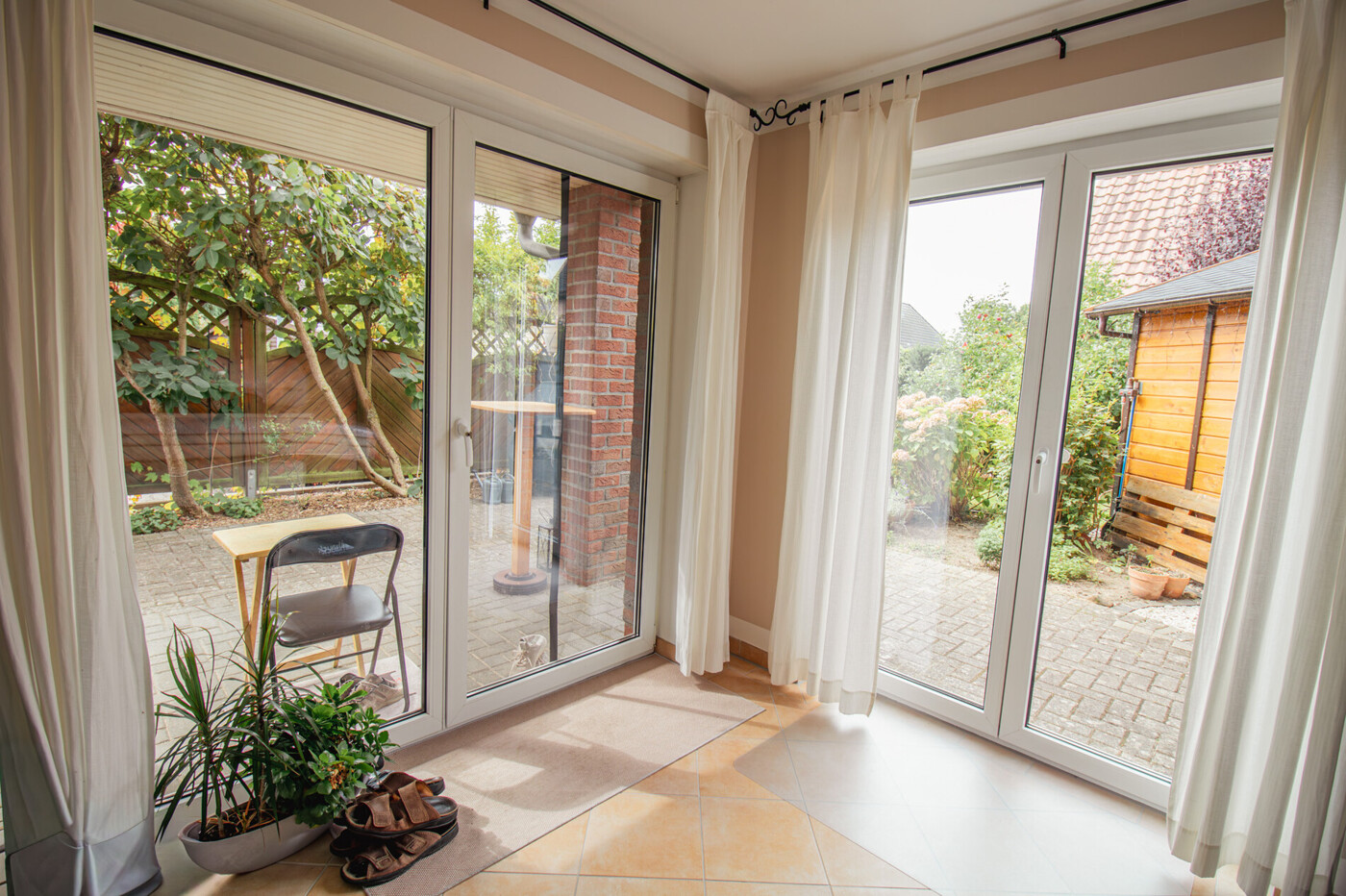 EG-lichtdurchflutetes Wohnzimmer