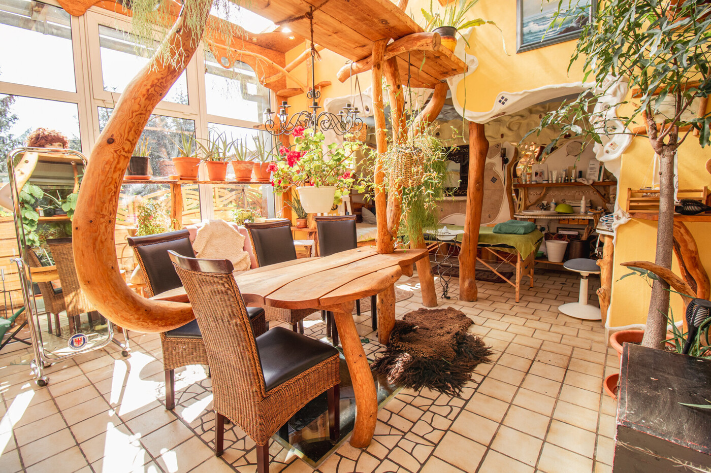 EG-Wintergarten mit Holzmöbeleinzelstücken