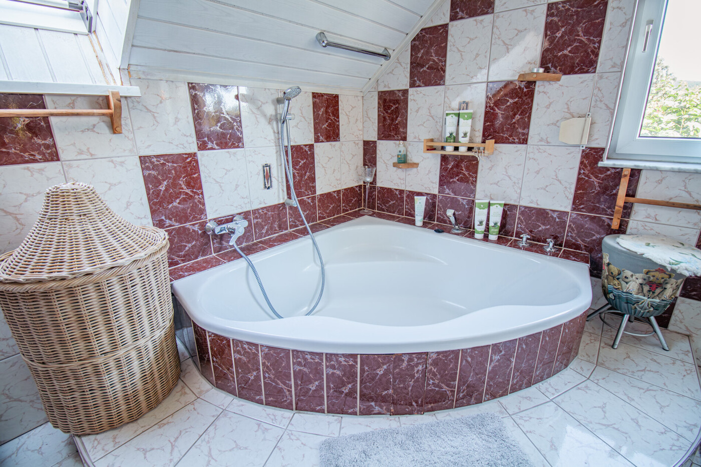 OG-Badezimmer große Eckbadewanne