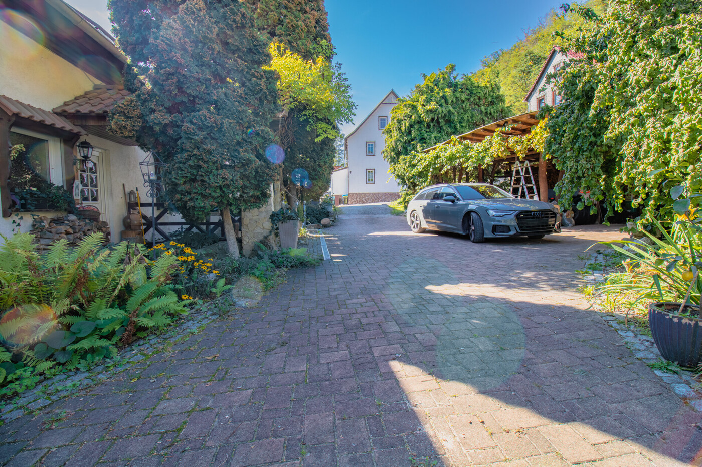 großzügige Einfahrt