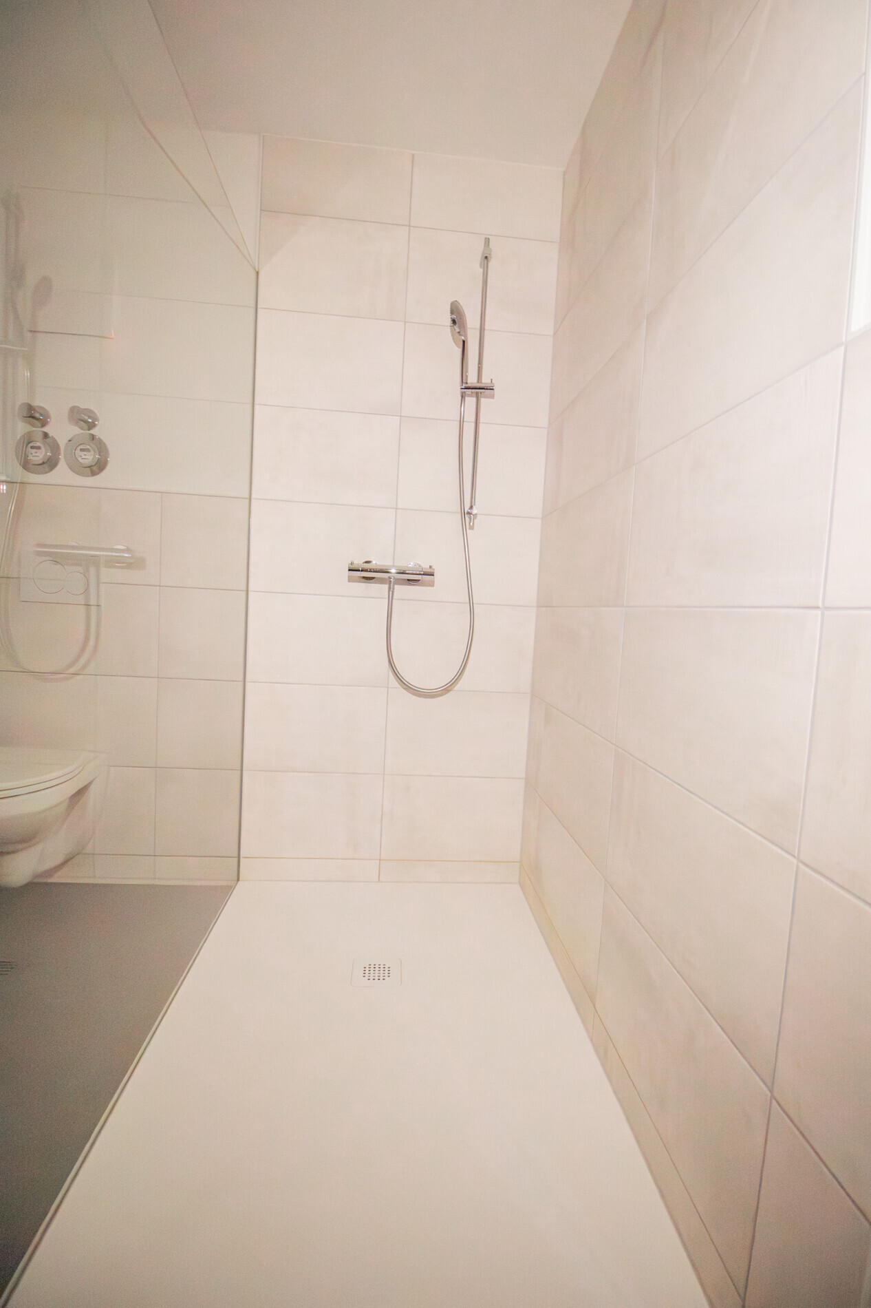 große, ebenerdige Dusche