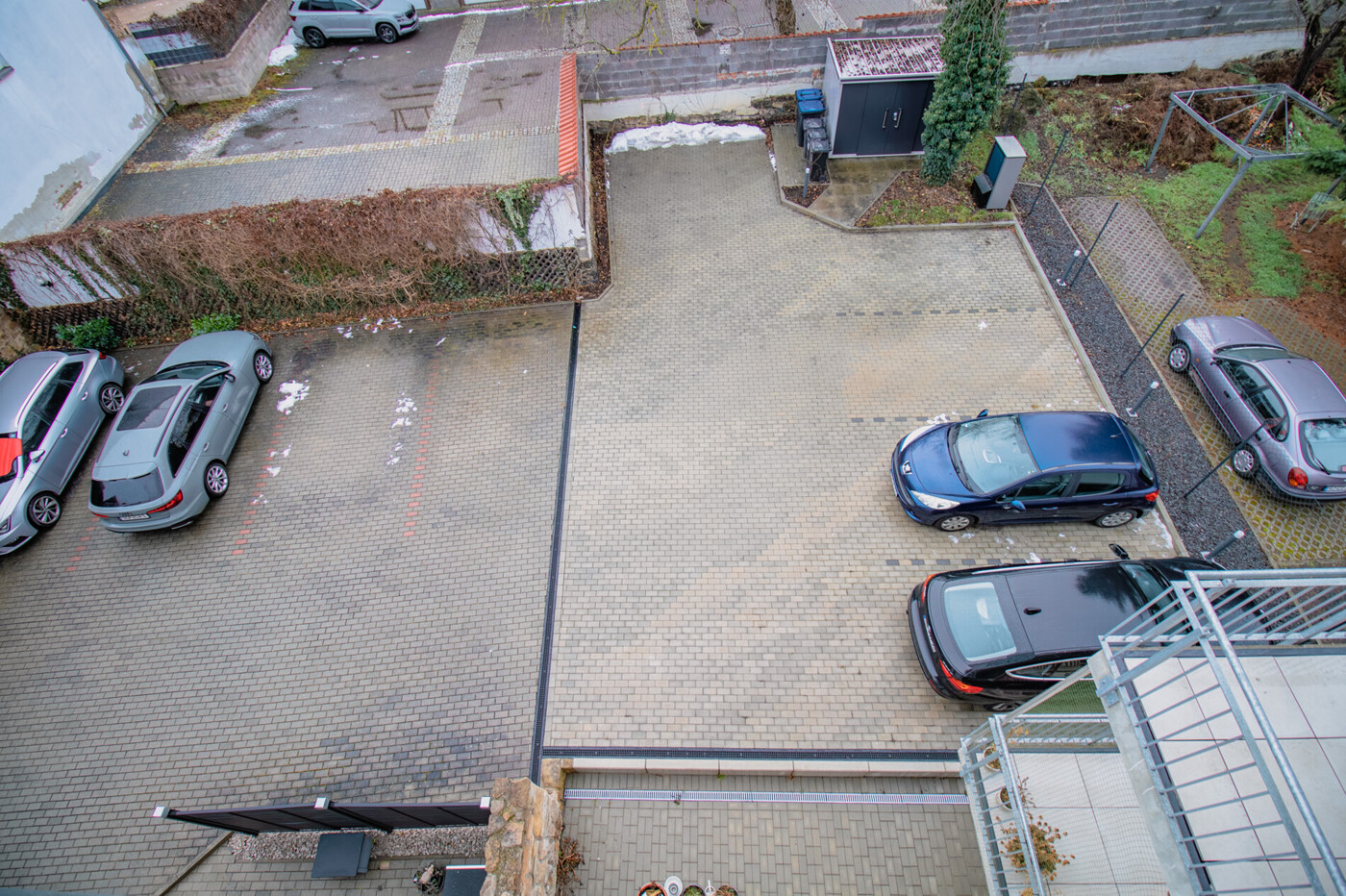 Innenhof und Stellplatz