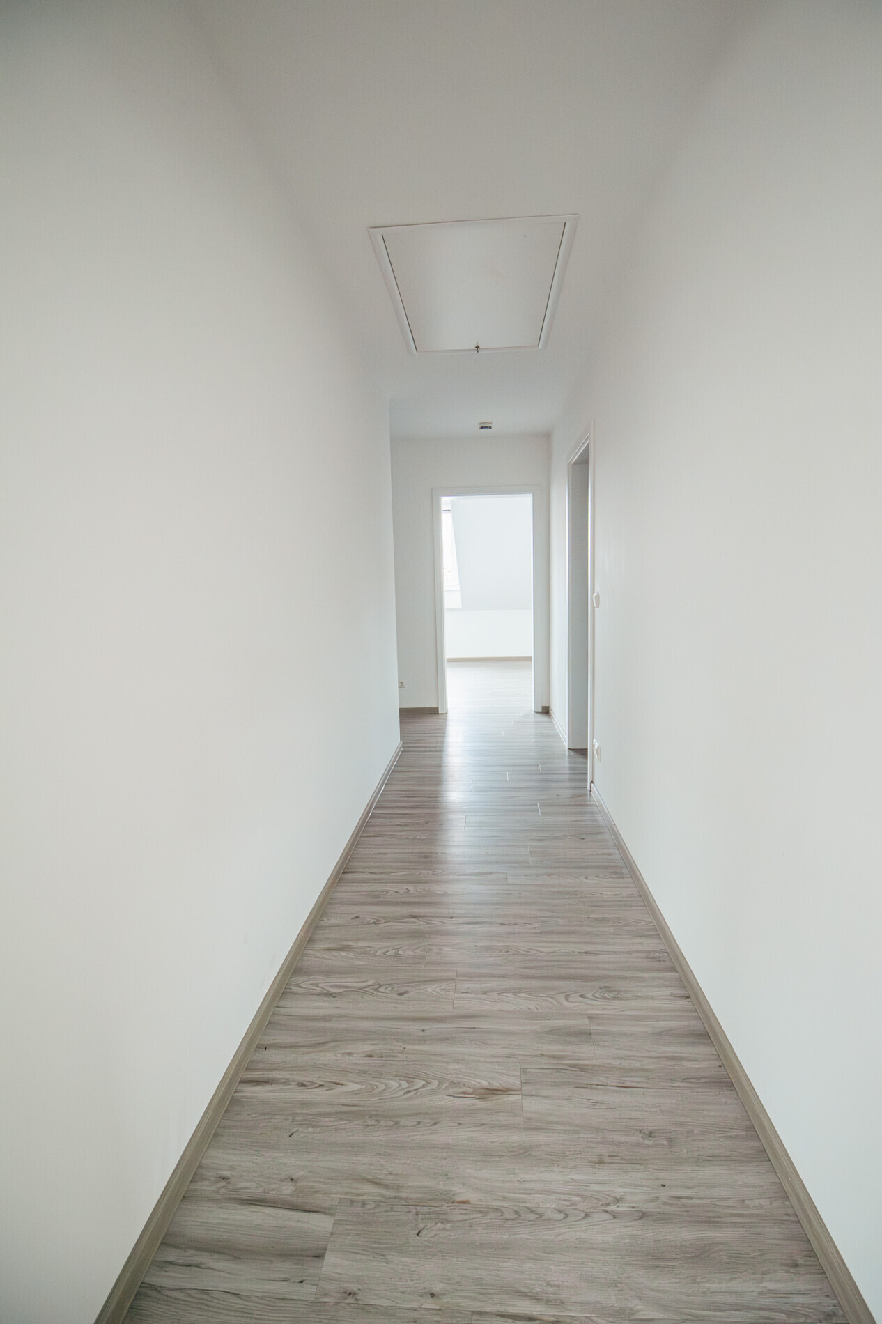 großer, heller Flur