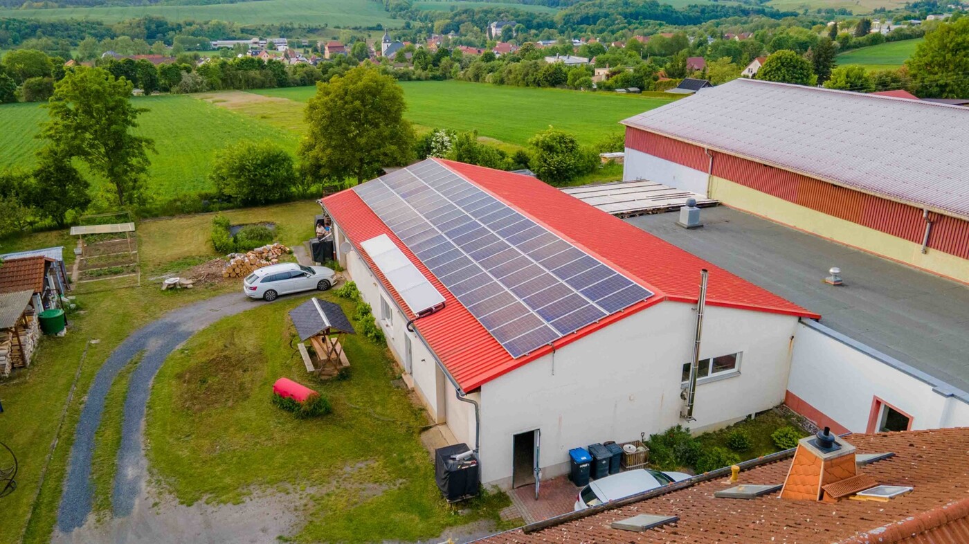 Massive Halle mit Photovoltaik