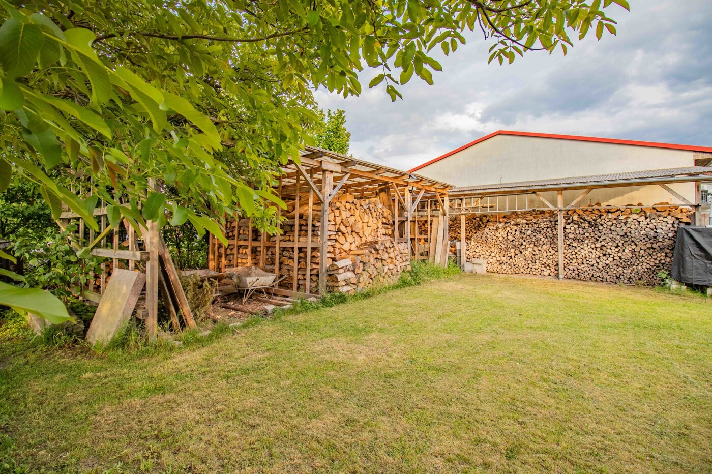 Gartenbereich und Holzlagerrung