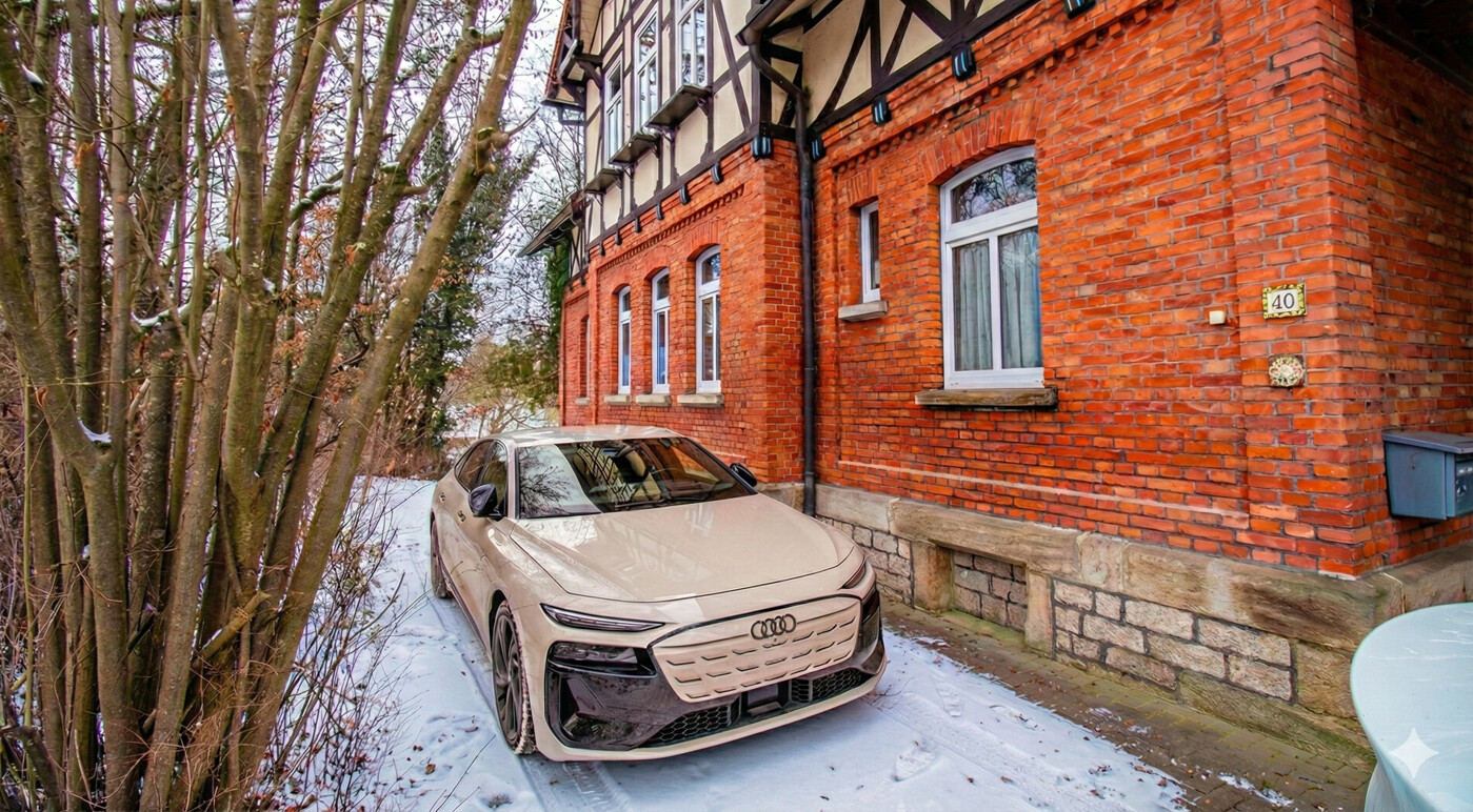 Stellplatz neben in der Einfahrt