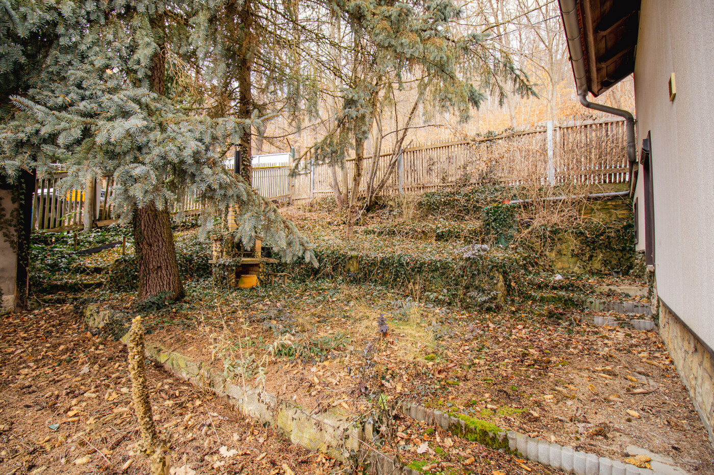 Sitzecke hinter dem Haus