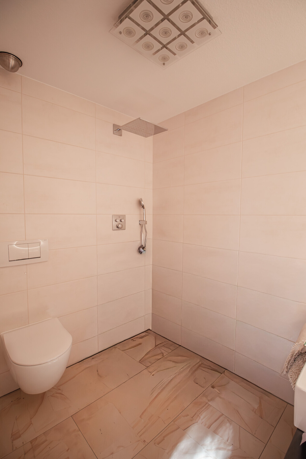 Baezimmer mit ebenerdiger Dusche