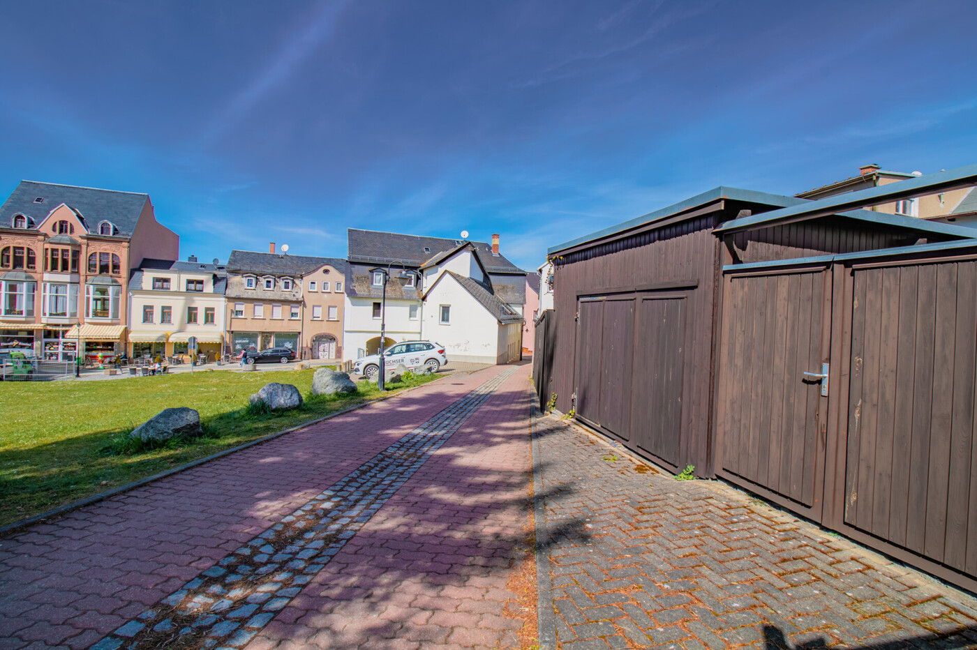 Hoftor und Garage