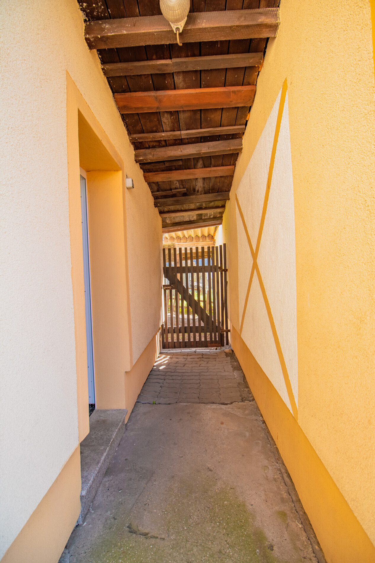 Weg zum Heizungsraum und Garten