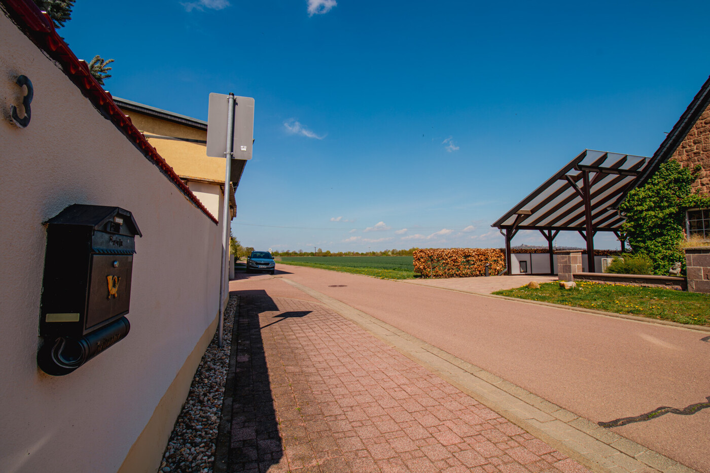 ruhige Nebenstraße am Feld