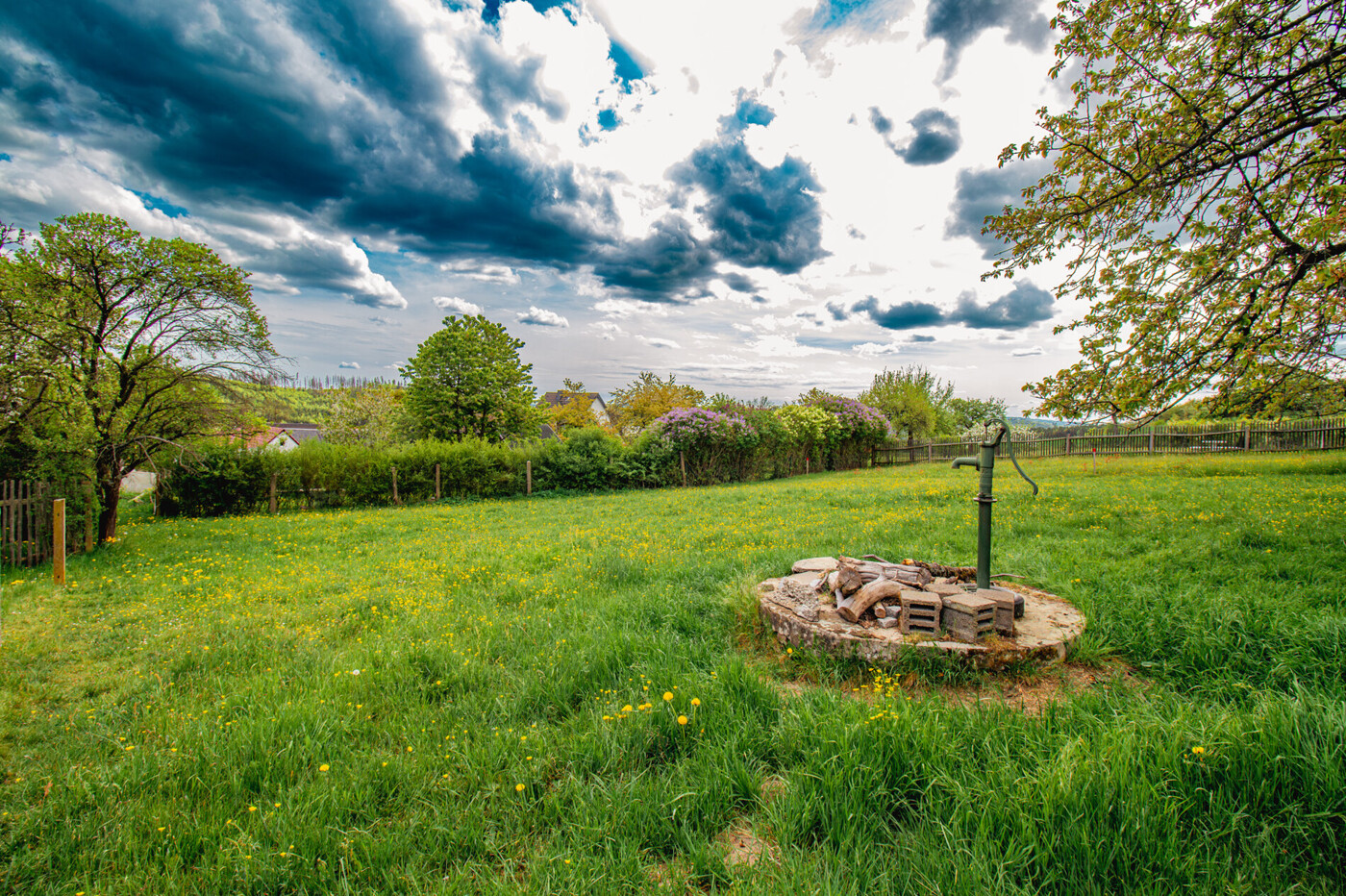 traumhafte Wiesenfläche mit Brunnen