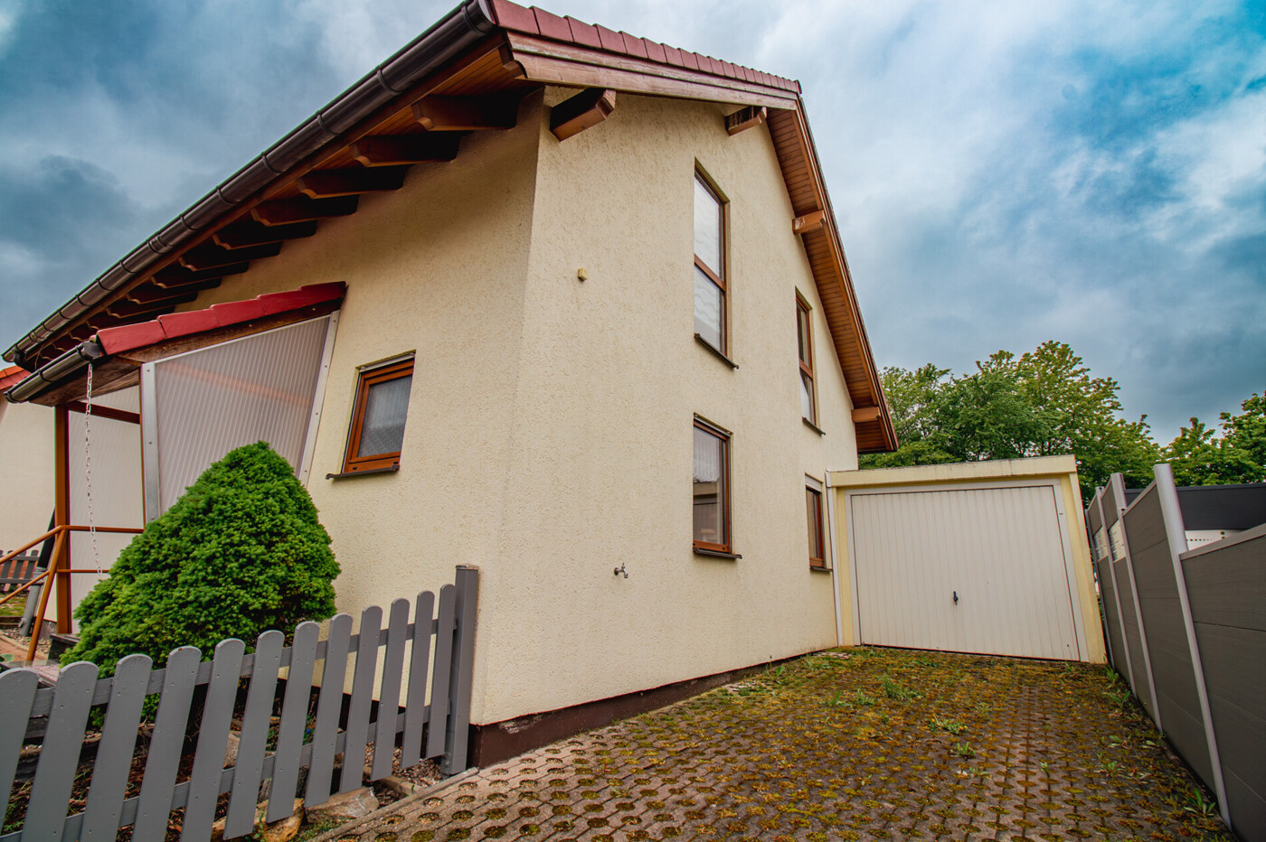 Außenansicht Haus und Garage