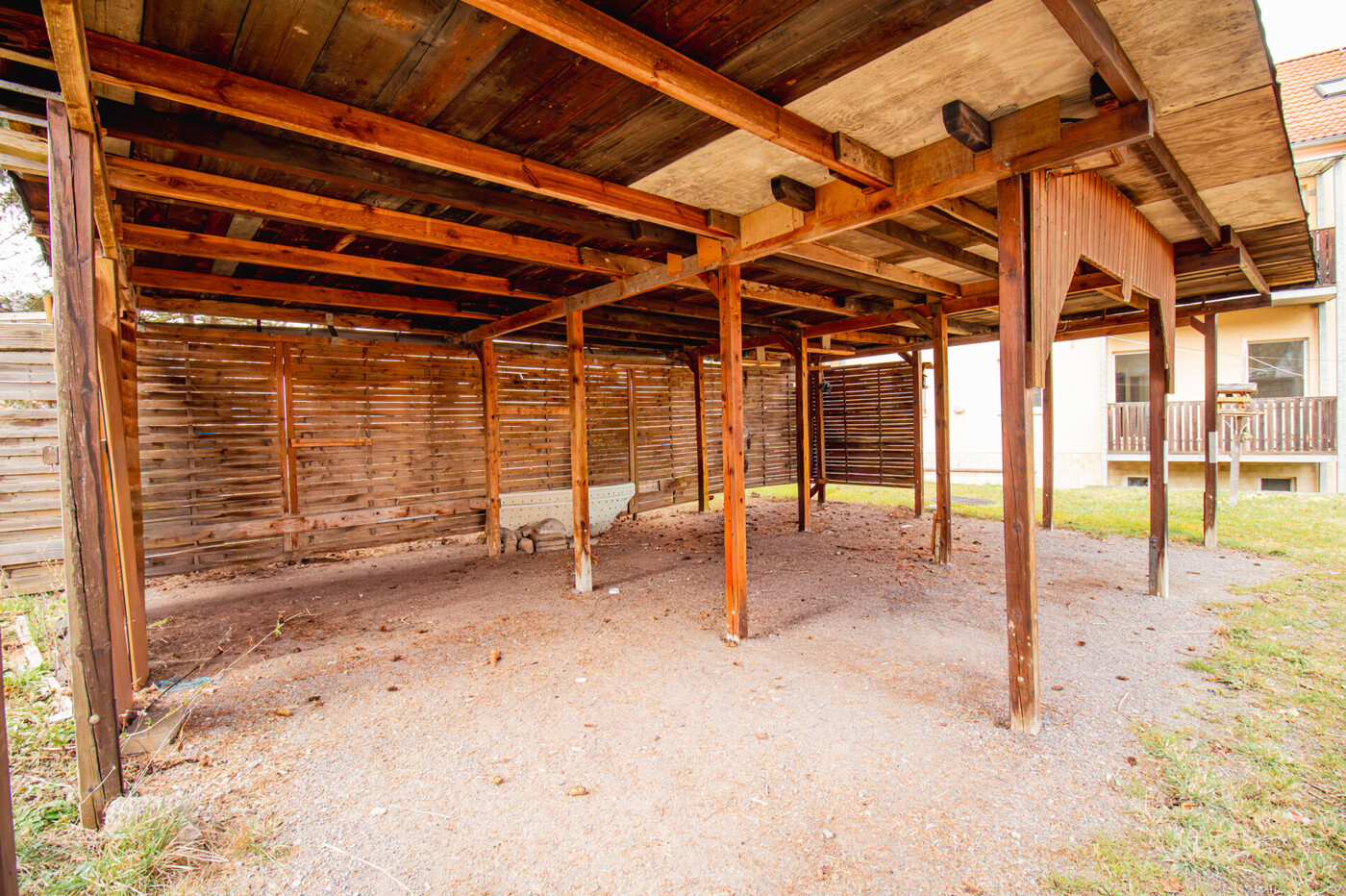 großes Carport