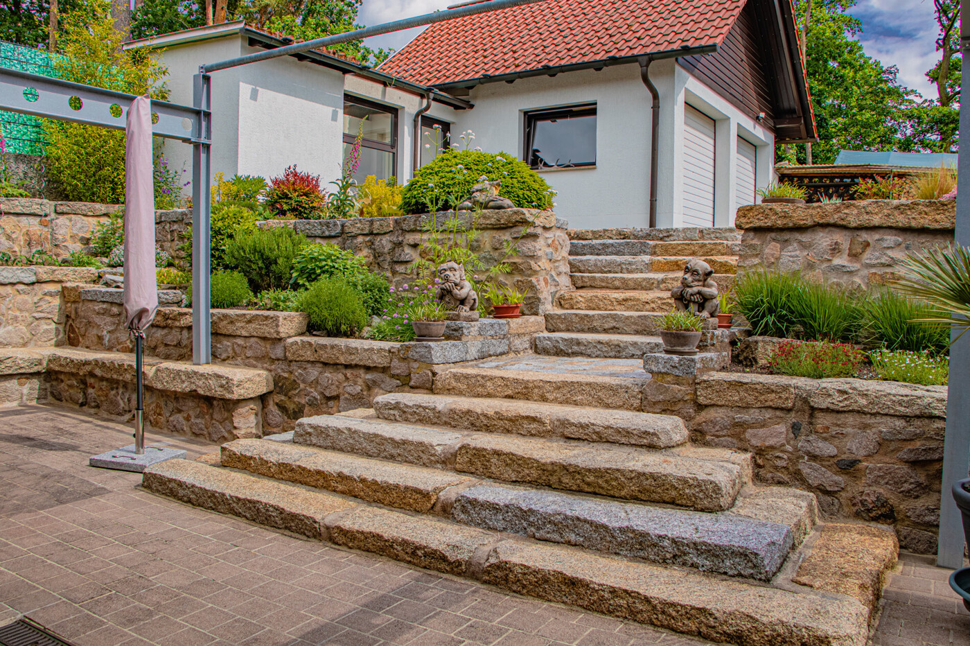 Treppe und Beete