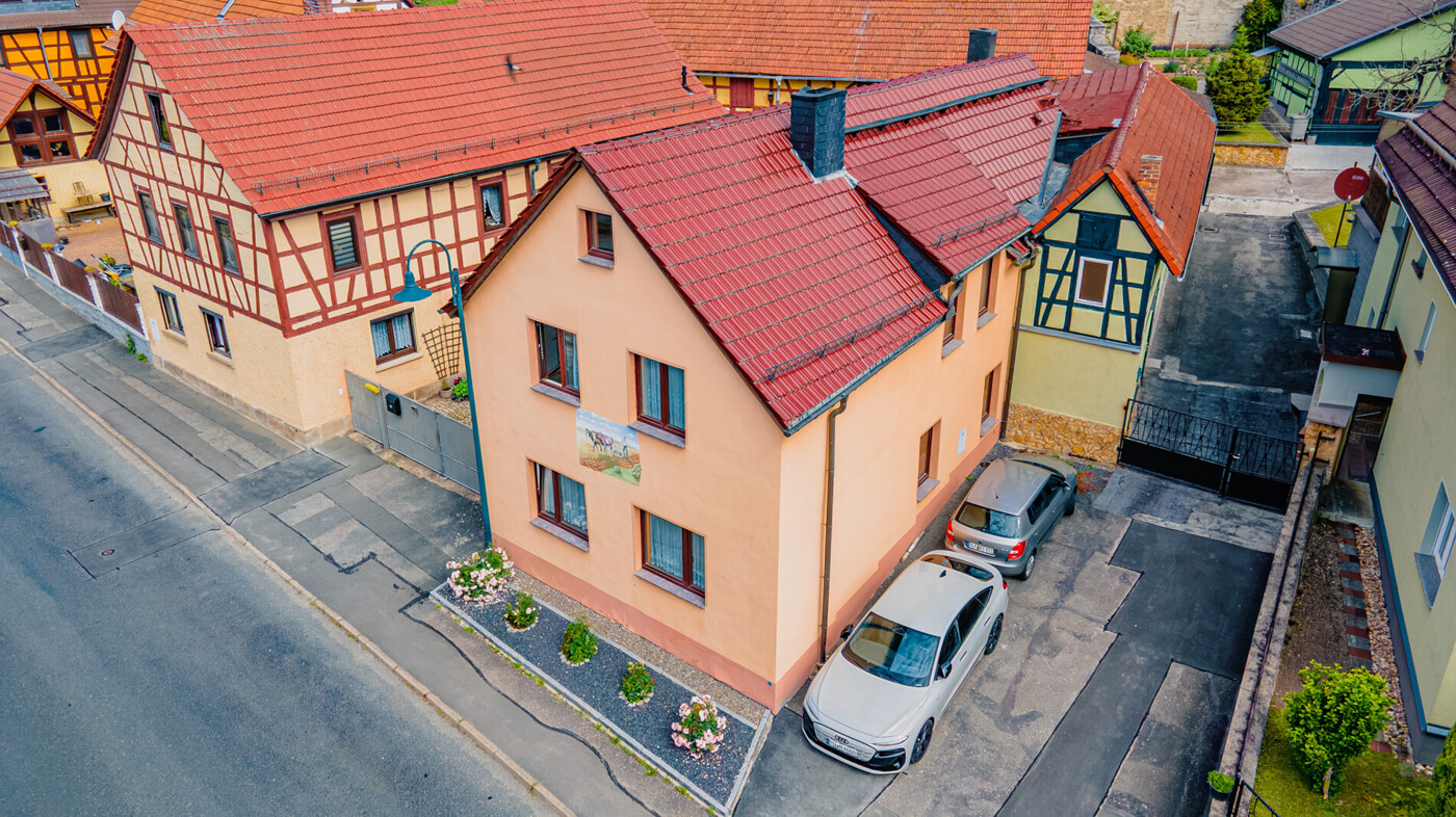 Hausansicht und Stellplatz
