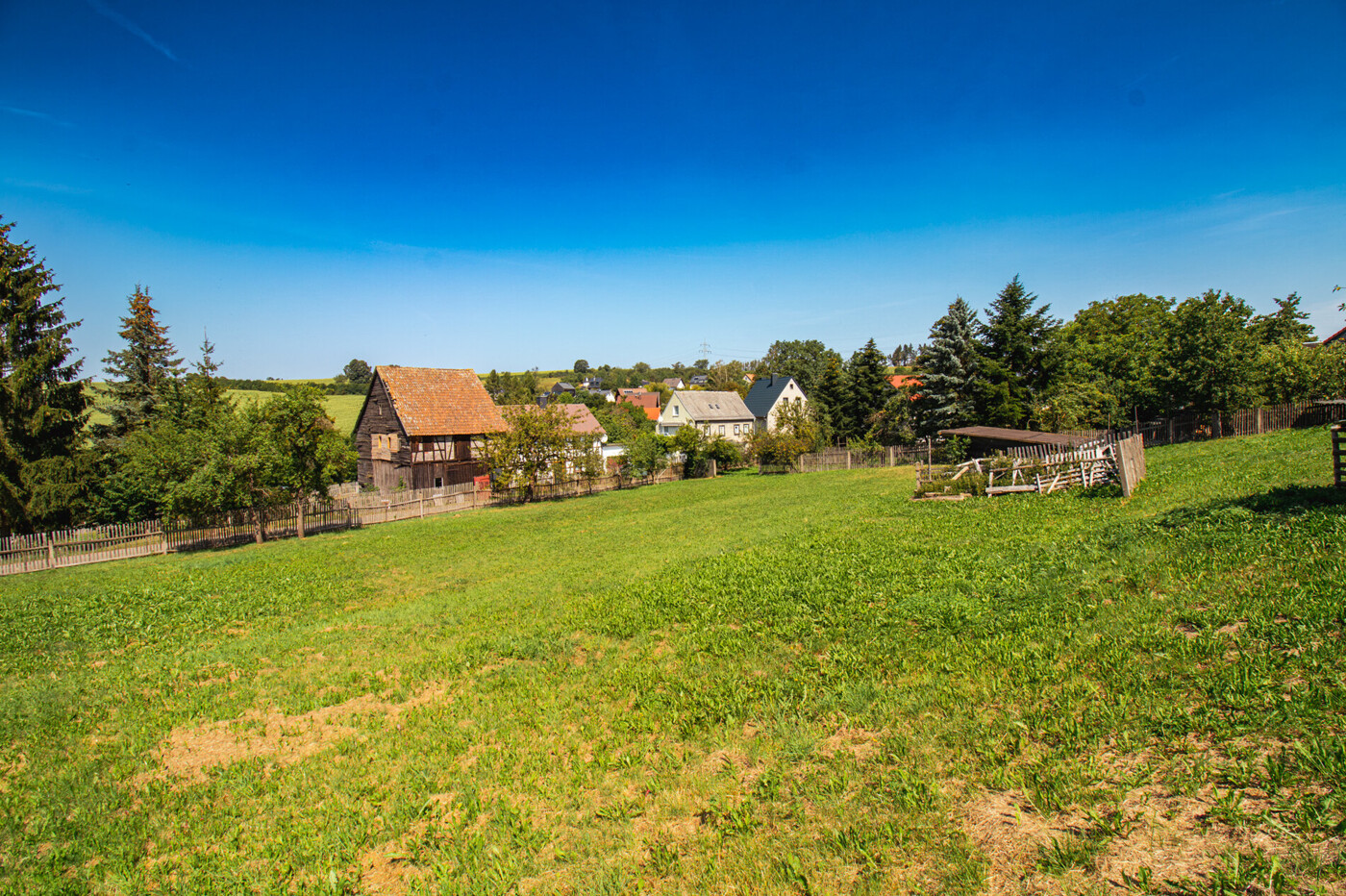 große Wiese ideal für Tierhaltung