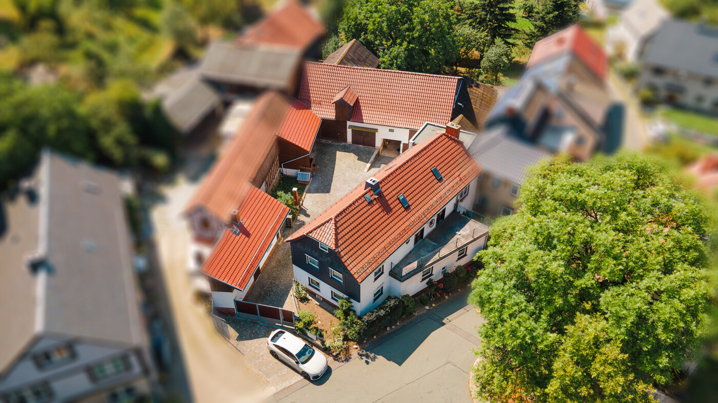 Dreiseitenhof Vogelperspektive unscharf