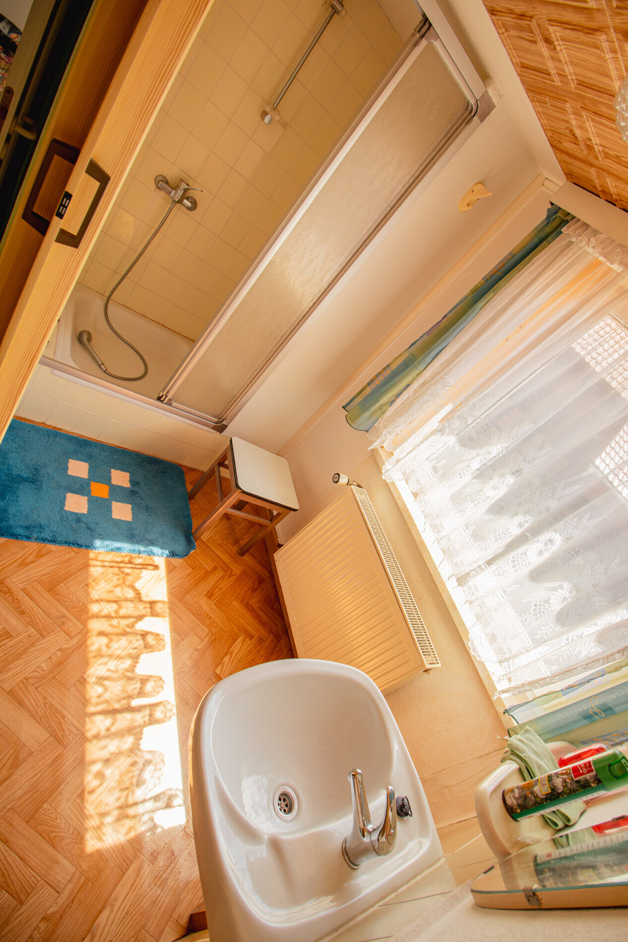 OG-Badezimmer mit Dusche