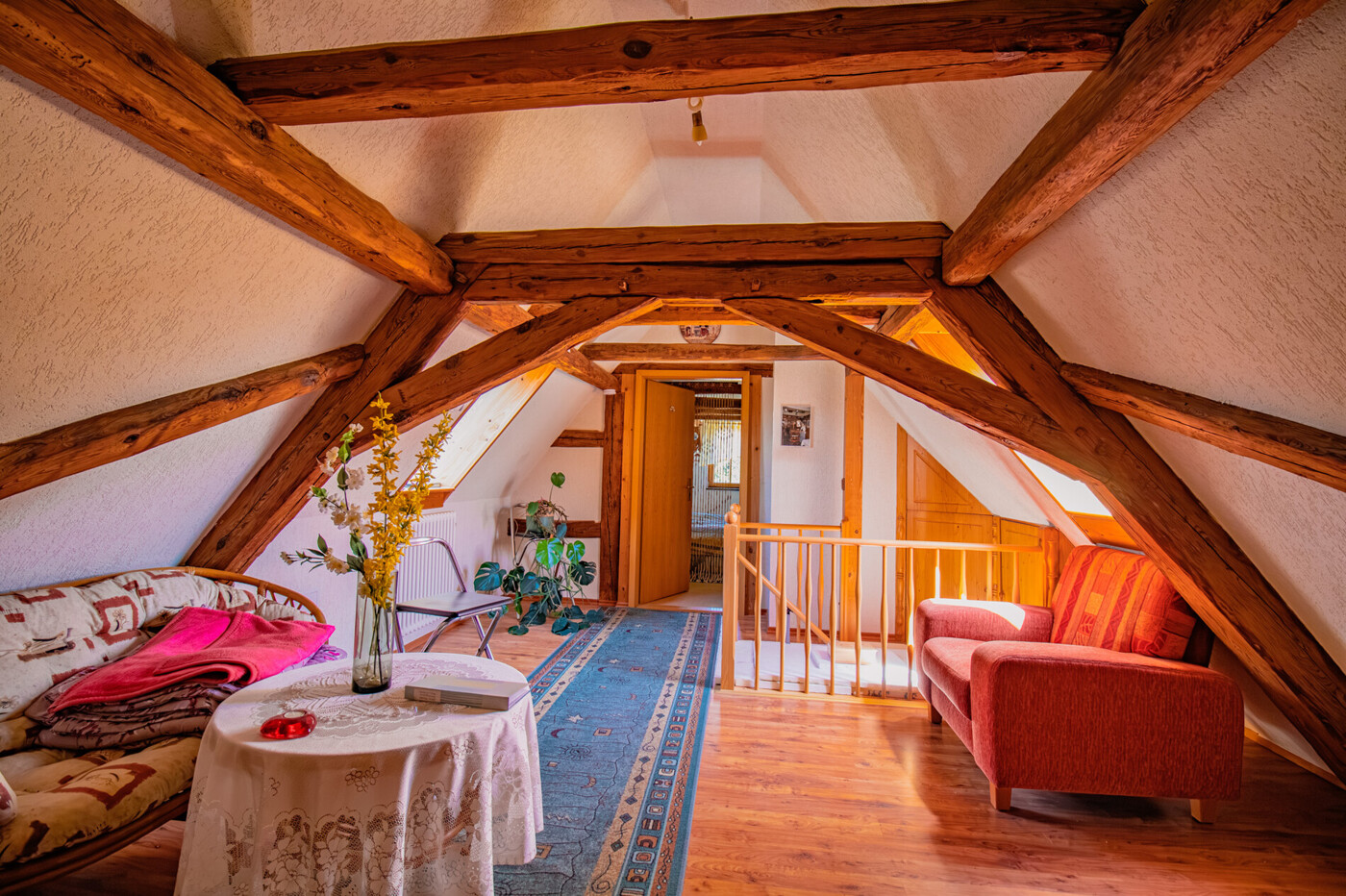 DG-Wohnbereich und Treppe in das Wohnzimmer
