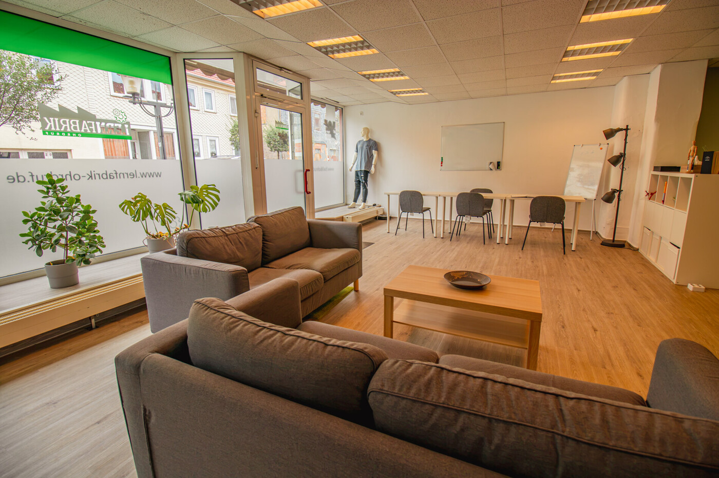 EG Gewerbe - heller Eingangsbereich
