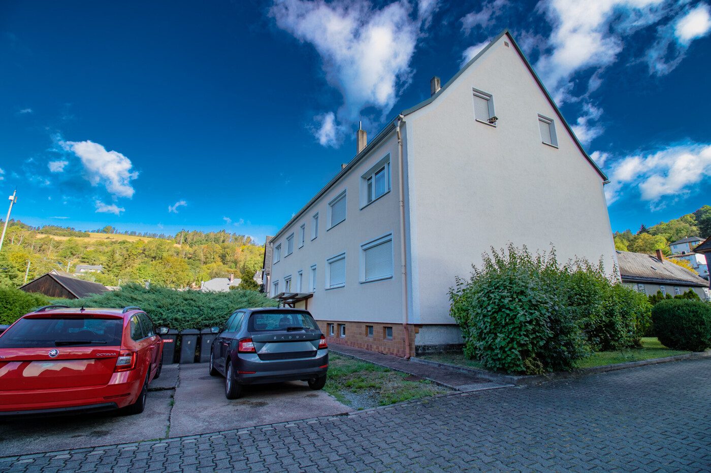 Außenansicht und Stellplätze