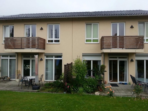 Rückseite mit Terrasse