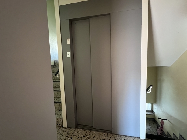 Fahrstuhl vor der Tür