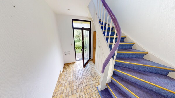 AKTUELLE IMMOBILIENANGEBOTE 1 HAUSFLUR