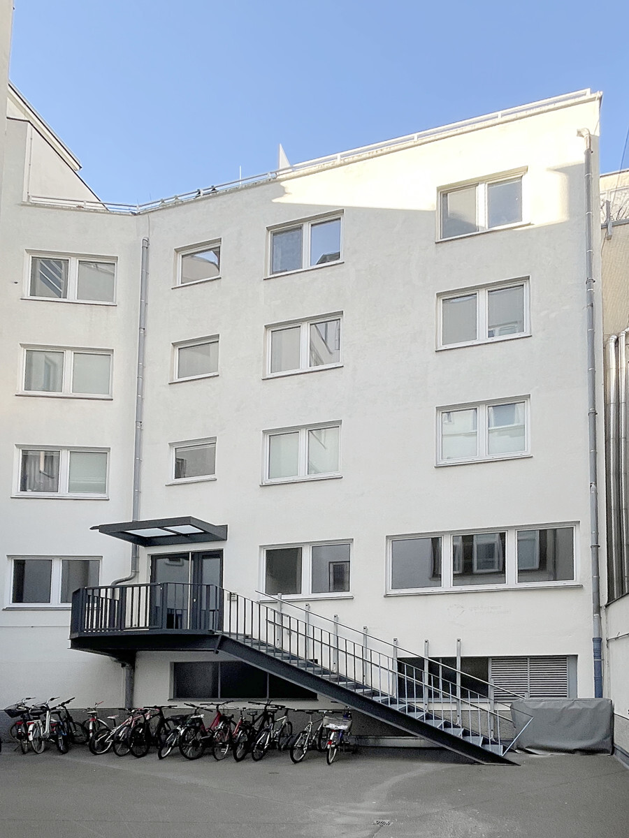 Eingang mit Treppenlift