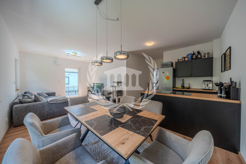 KfW55: Moderne Wohnung im 1. OG in Kirchroth mit 3 Zi, Balkon, Wärmepumpe und Stellplatz | BJ 2025