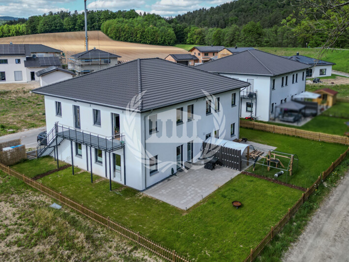 4,2 % Rendite: Neubau-Vierfamilienhaus als Renditeobjekt in Kirchroth - KfW 55 & Wärmepumpe