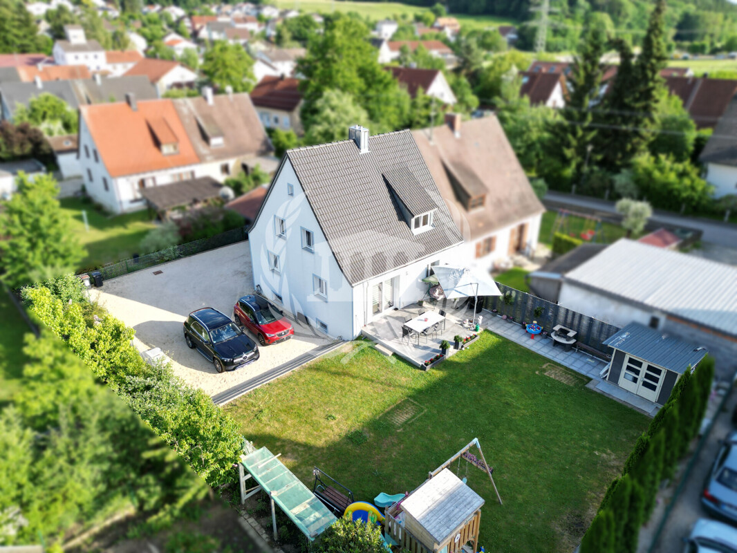 Energetisch sanierte & bezahlbare DHH mit großem Garten & 5 Zimmern auf Erbpachtgrundstück