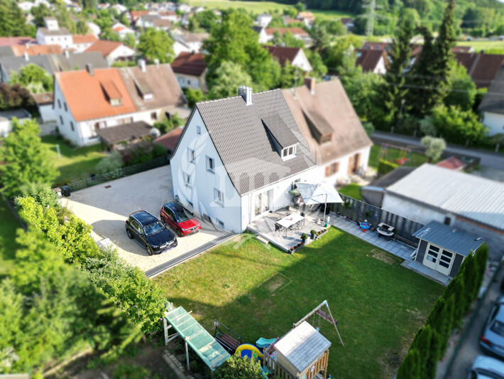 Energetisch sanierte & bezahlbare DHH mit großem Garten & 5 Zimmern auf Erbpachtgrundstück