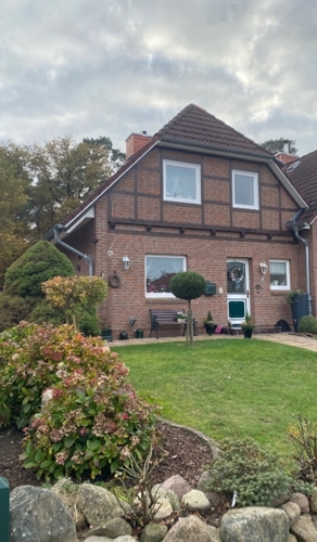 Vorderansicht Einfamilienhaus Garten