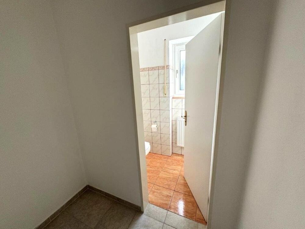 Garderobe und separates WC