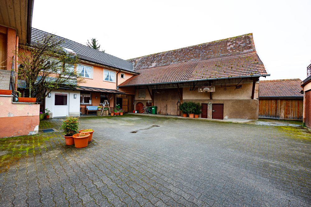 Wohn- und Gasthaus am Rand von Emmendingen