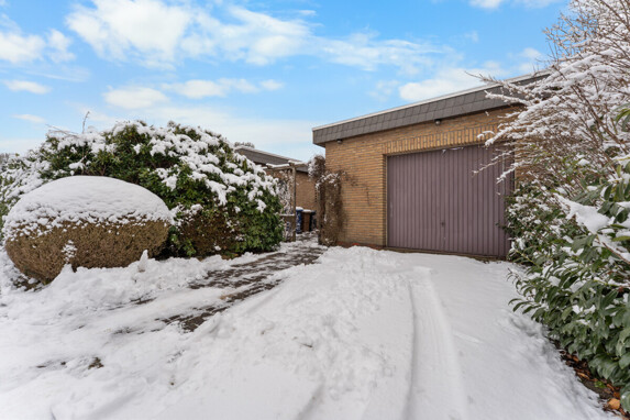 Einfahrt/Garage