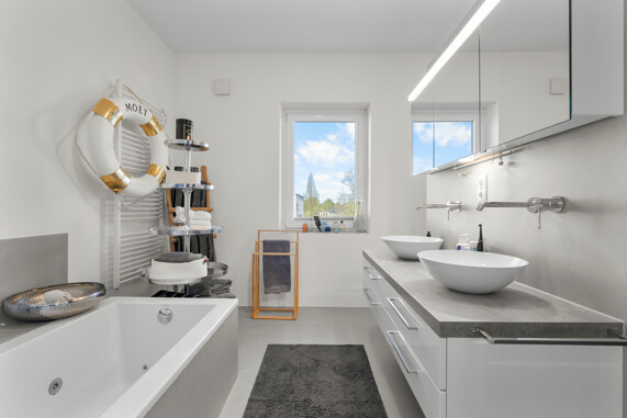Badzimmer mit Whirlpoolbadewanne und Infrarotdusche