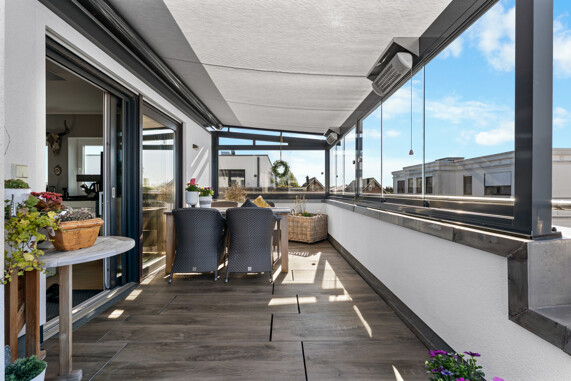 großzügige Dachterrasse mit Markise und Heizstrahlern