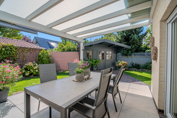 Terrassenbereich mit Blick auf das Gartenhäuschen