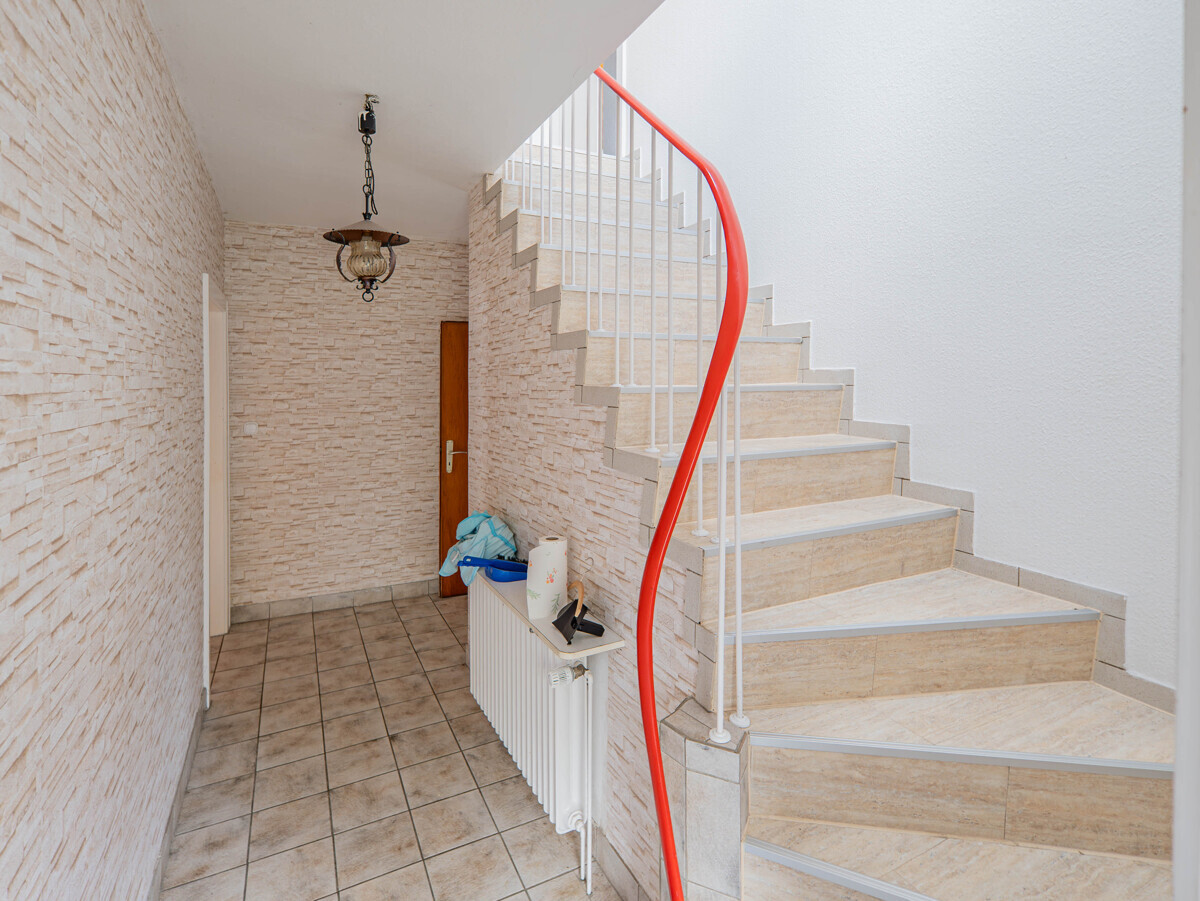 Flur EG und Treppenaufgang